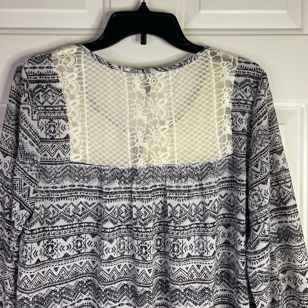 Maurice pattern blouse with little lace. In black and white. - Picture 5 of 6